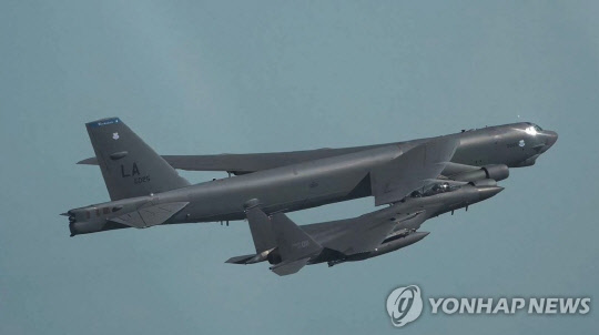 지난달 6일 미 B-52H 전략폭격기와 한국 공군 F-15K·KF-16의 연합훈련 모습. 국방부=연합뉴스